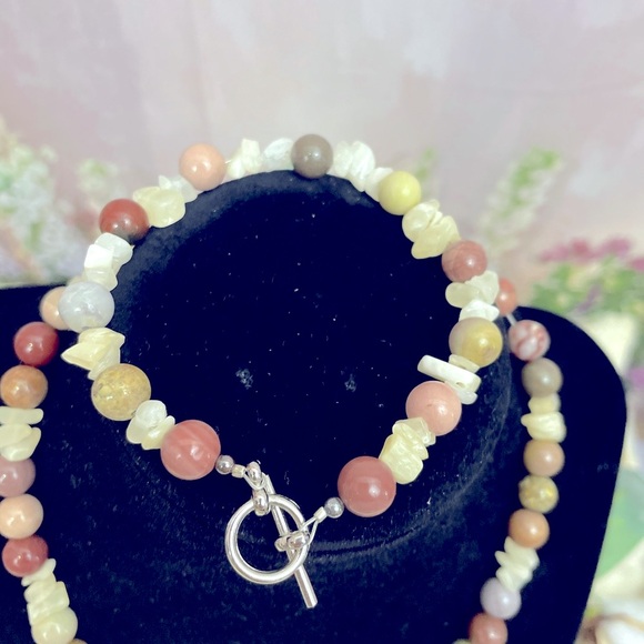 Gorgeous Multi Stone and Mother of Pearl Necklace and bracelet set - Picture 5 of 5